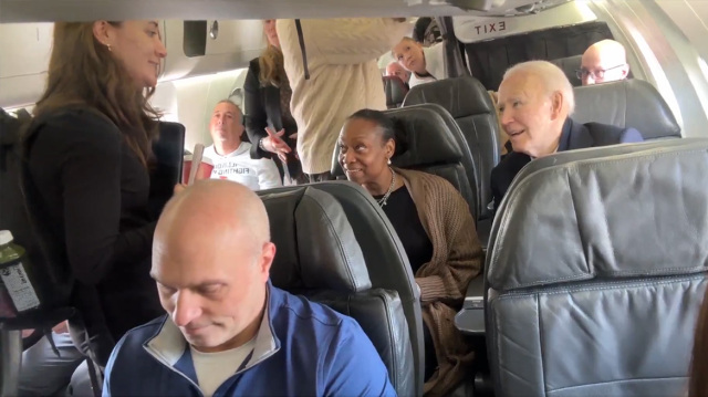 &Omicron; &Tau;&zeta;&omicron; &Mu;&pi;ά&iota;&nu;&tau;&epsilon;&nu; &pi;έ&tau;&alpha;&xi;&epsilon; &mu;&epsilon; &epsilon;&mu;&pi;&omicron;&rho;&iota;&kappa;ή &pi;&tau;ή&sigma;&eta;, &chi;&alpha;&iota;&rho;έ&tau;&iota;&sigma;&epsilon; &delta;&iota;ά &chi;&epsilon;&iota;&rho;&alpha;&psi;ί&alpha;&sigmaf; &epsilon;&pi;&iota;&beta;ά&tau;&epsilon;&sigmaf;, &beta;ί&nu;&tau;&epsilon;&omicron;