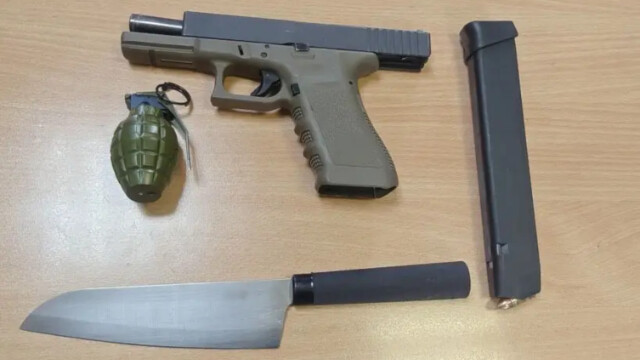 ΣΥΛΛΗΨΗ 33ΧΡΟΝΟΥ ΣΤΟ ΜΟΣΧΑΤΟ ΠΟΥ ΕΙΧΕ ΠΑΝΩ ΤΟΥ ΠΙΣΤΟΛΙ, ΜΑΧΑΙΡΙΑ ΚΑΙ ΧΕΙΡΟΒΟΜΒΙΔΑ