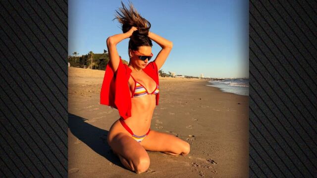Αλεσάντρα Αμπρόσιο: Οι σέξι φωτογραφίες με πολύχρωμο μπικίνι σε παραλία του Μαλιμπού 
