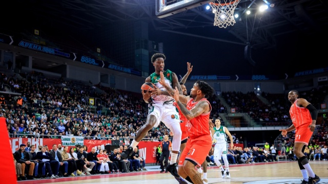 Euroleague: Ή&tau;&tau;&alpha; &gamma;&iota;&alpha; &tau;&omicron;&nu; &Pi;&alpha;&nu;&alpha;&theta;&eta;&nu;&alpha;ϊ&kappa;ό &alpha;&pi;ό &tau;&eta; &Chi;&alpha;&pi;&omicron;έ&lambda; &kappa;&alpha;&iota; &alpha;&pi;ώ&lambda;&epsilon;&iota;&alpha; &epsilon;&upsilon;&kappa;&alpha;&iota;&rho;ί&alpha;&sigmaf; &gamma;&iota;&alpha; &tau;&eta;&nu; 4ά&delta;&alpha;, &laquo;&delta;ώ&rho;&omicron;&raquo; &tau;&eta;&sigmaf; &Pi;&alpha;&rho;&tau;ί&zeta;&alpha;&nu; &sigma;&tau;&omicron;&upsilon;&sigmaf; &laquo;&pi;&rho;ά&sigma;&iota;&nu;&omicron;&upsilon;&sigmaf;&raquo;, &delta;&epsilon;ί&tau;&epsilon; &beta;ί&nu;&tau;&epsilon;&omicron;