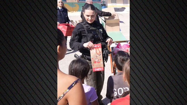 Παγκόσμια Ημέρα Ρομά: Αστυνομικοί μοίρασαν δώρα σε μαθητές δημοτικού στον Ασπρόπυργο για το Πάσχα 