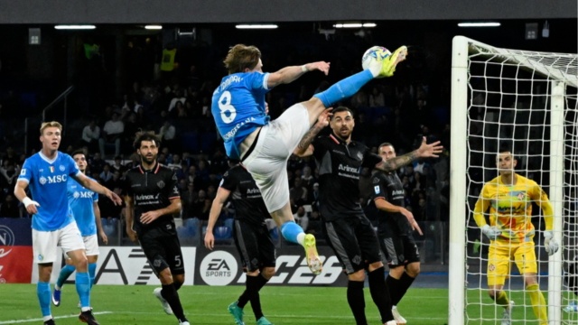 Serie A, &Nu;ά&pi;&omicron;&lambda;&iota; &ndash; &Kappa;&rho;&epsilon;&mu;&omicron;&nu;έ&zeta;&epsilon; 4-0: &Epsilon;&mu;&phi;&alpha;&tau;&iota;&kappa;ή &nu;ί&kappa;&eta; &kappa;&alpha;&iota; ά&nu;&omicron;&delta;&omicron;&sigmaf; &sigma;&tau;&eta; &delta;&epsilon;ύ&tau;&epsilon;&rho;&eta; &theta;έ&sigma;&eta;, &delta;&epsilon;ί&tau;&epsilon; &tau;&alpha; &gamma;&kappa;&omicron;&lambda;