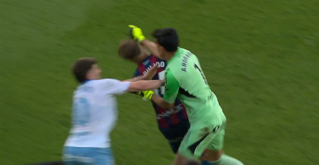 Βίντεο: Ο τερματοφύλακας της Σαραγόσα γρονθοκόπησε τον αρχηγό της Ουέσκα 