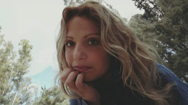 &Pi;έ&theta;&alpha;&nu;&epsilon; &eta; &tau;&rho;&alpha;&gamma;&omicron;&upsilon;&delta;ί&sigma;&tau;&rho;&iota;&alpha; &Nu;&alpha;&tau;ά&sigma;&sigma;&alpha; &Mu;&omega;ϋ&sigma;ό&gamma;&lambda;&omicron;&upsilon;, &tau;&eta;&nu; &epsilon;ί&delta;&eta;&sigma;&eta; έ&kappa;&alpha;&nu;&epsilon; &gamma;&nu;&omega;&sigma;&tau;ή &eta; &kappa;ό&rho;&eta; &tau;&omicron;&upsilon; &Mu;&alpha;&nu;ώ&lambda;&eta; &Rho;&alpha;&sigma;&omicron;ύ&lambda;&eta;