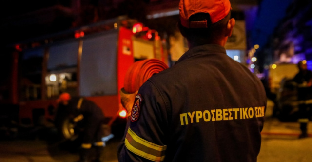 Περιορίστηκε η φωτιά που ξέσπασε στα Άνω Λιόσια, κοντά σε οικισμό Ρομά 
