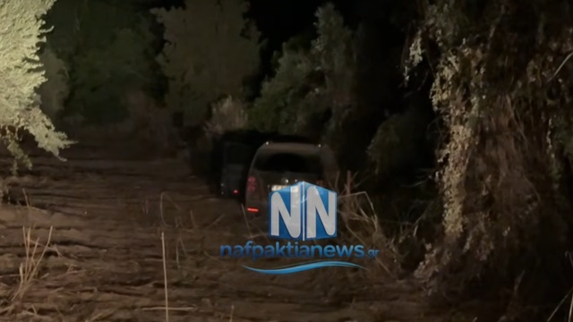 Καταδίωξη στο Αντίρριο: Οδηγός εμβόλισε περιπολικό, εγκατέλειψε το αυτοκίνητο και εξαφανίστηκε, δείτε βίντεο