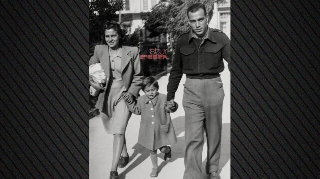 Η Βίκυ Μοσχολιού με τους γονείς της στα μέσα της δεκαετίας του 1940, δείτε το οικογενειακό στιγμιότυπο