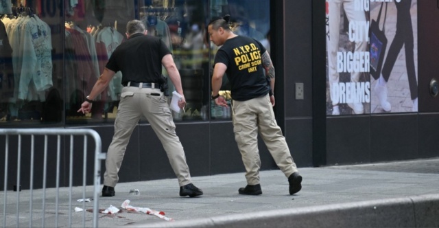 Δύο νεκροί στην Times Square: Αστυνομικοί πυροβόλησαν γυναίκα που μαχαίρωσε δύο ανθρώπους, σκληρό βίντεο