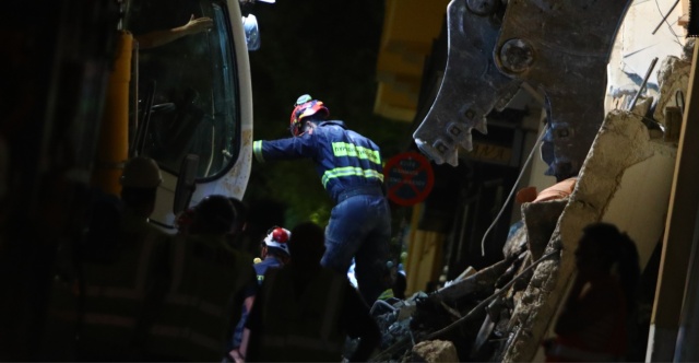 Έκρηξη στην Πλάκα: : Νεκρή εντοπίστηκε γυναίκα στα ερείπια της πολυκατοικίας που κατέρρευσε