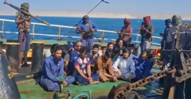 Πέντε νεκροί ναυτικοί από Σομαλούς πειρατές πριν την επιχείρηση απελευθέρωσης τάνκερ, δείτε βίντεο