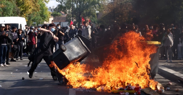 Σχεδόν 2.000 προσαγωγές και 305 τραυματίες αστυνομικοί στις βίαιες μαθητικές κινητοποιήσεις στη Γαλλία, δείτε βίντεο