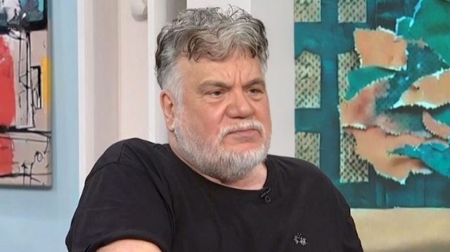 Γιάννης Κακλέας: Ο Νίκος Καρβέλας περνάει κρίσεις μεγαλομανίας που έχουν τεράστια πλάκα, εκεί που είναι ήσυχος αρχίζει και ωρύεται