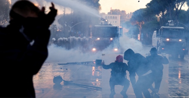 Χάος στα Τίρανα με φωτιές σε υπουργεία και συγκρούσεις διαδηλωτών με την αστυνομία, 29 τραυματίες και 35 συλλήψεις