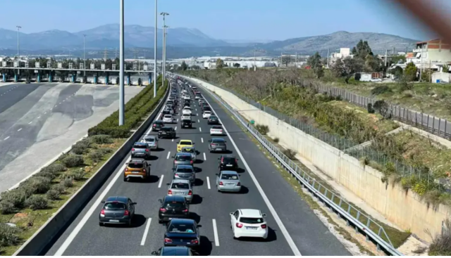 Τροχαίο στην Αττική Οδό μετά τον κόμβο Πεντέλης στο ρεύμα προς Ελευσίνα, κλειστή η αριστερή λωρίδα
