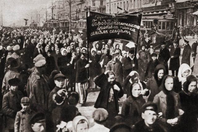 8 &Mu;&alpha;&rho;&tau;ί&omicron;&upsilon; - &Pi;&alpha;&gamma;&kappa;ό&sigma;&mu;&iota;&alpha; &Eta;&mu;έ&rho;&alpha; &tau;&eta;&sigmaf; &Gamma;&upsilon;&nu;&alpha;ί&kappa;&alpha;&sigmaf;: &Gamma;&iota;&alpha;&tau;ί &eta; &epsilon;&nu;&delta;&upsilon;&nu;ά&mu;&omega;&sigma;&eta; &tau;&omega;&nu; &gamma;&upsilon;&nu;&alpha;&iota;&kappa;ώ&nu; &pi;&alpha;&rho;&alpha;&mu;έ&nu;&epsilon;&iota; &alpha;&nu;&alpha;&gamma;&kappa;&alpha;ί&alpha;