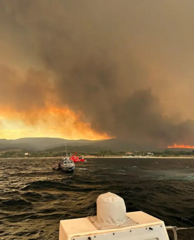 Αλεξανδρούπολη: Το Λιμενικό διέσωσε πολίτες από την πυρκαγιά, μεταφέρθηκαν στο λιμάνι - Βίντεο και φωτογραφίες
