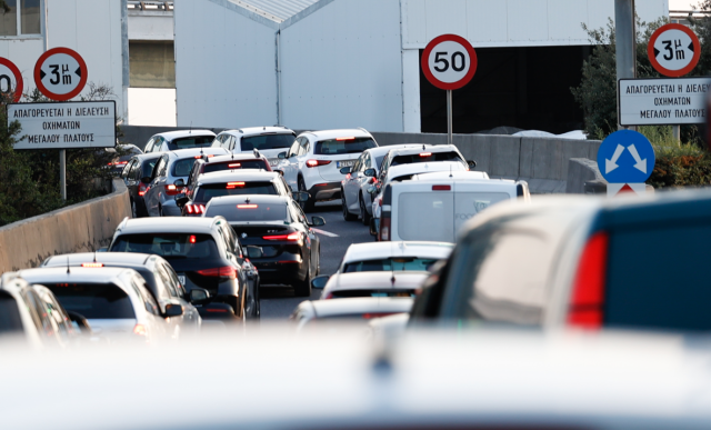 Κίνηση τώρα: Mποτιλιάρισμα στην Αττική Οδό - Ακινητοποιήθηκε φορτηγό στην έξοδο για Λαμία