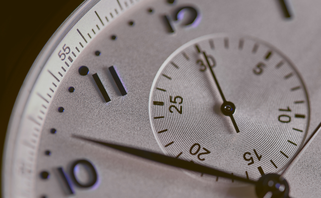 ΑΛΛΑΓΗ ΩΡΑΣ 2026: ΓΥΡΙΖΟΥΜΕ ΤΟΥΣ ΔΕΙΚΤΕΣ ΤΩΝ ΡΟΛΟΓΙΩΝ ΜΙΑ ΩΡΑ ΜΠΡΟΣΤΑ ΤΑ ΞΗΜΕΡΩΜΑΤΑ ΤΗΣ ΚΥΡΙΑΚΗΣ