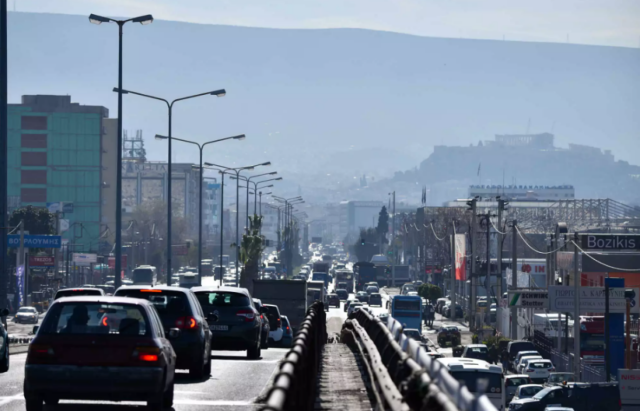 Κίνηση στους δρόμους: Δύσκολη η λεωφόρος Αθηνών από ακινητοποιημένο όχημα - Μποτιλιάρισμα και στον Κηφισό