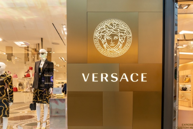 Η Prada ολοκλήρωσε την εξαγορά της Versace μετά από πολύμηνες διαπραγματεύσεις