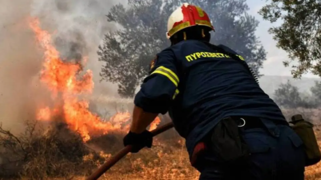 Υπό μερικό έλεγχο η φωτιά που ξέσπασε στην Πάρο