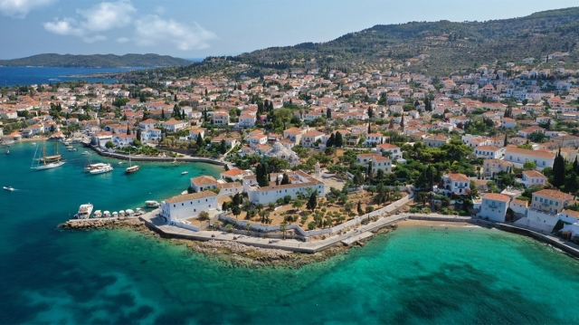 Σπέτσες: Αυστηροί περιορισμοί στην κυκλοφορία οχημάτων – Ο Δήμος προχωρά σε ριζική αναμόρφωση των κανόνων
