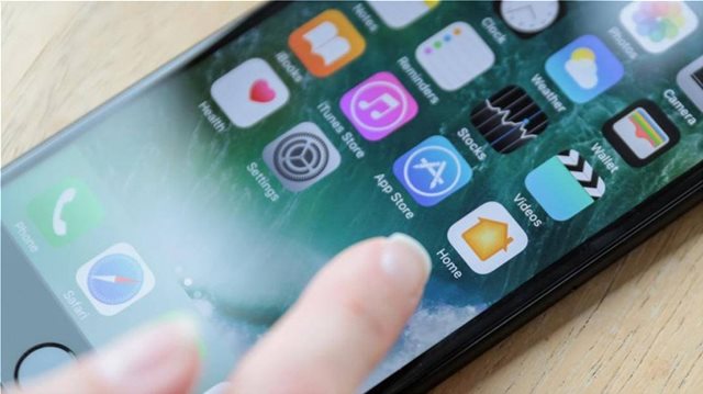 Apple: Αγωγή από καταναλωτές στην Ιταλία - Κατηγορείται για «παραπλάνηση» στη διάρκεια ζωής μπαταριών iPhone