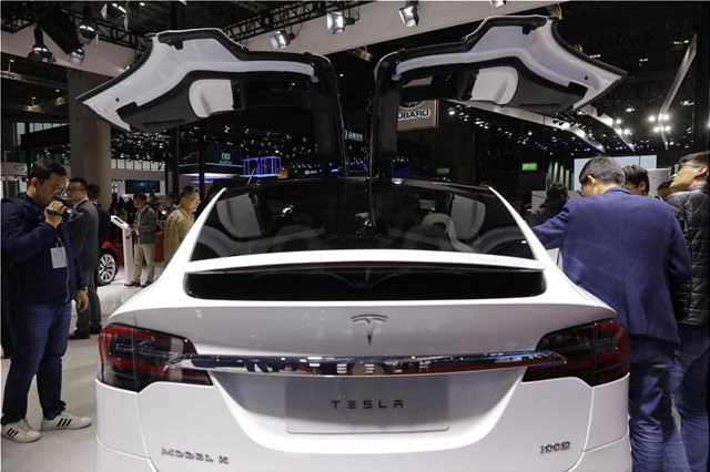Tesla: Στόλο από ρομπο-ταξί χωρίς οδηγό θα κυκλοφορήσει το 2020