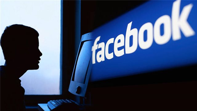 «Έπεσε» το Facebook, προβλήματα και στο Instagram