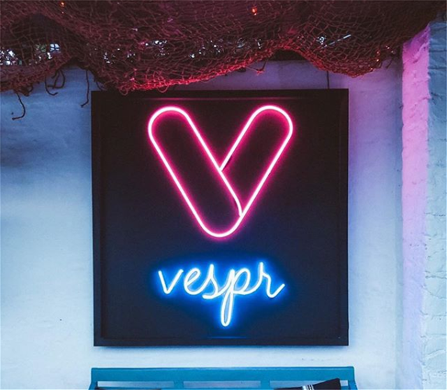 Vespr: Η νέα viral εφαρμογή που λειτουργεί μόνο βράδυ
