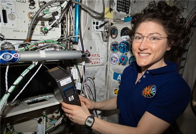 Αμερικανίδα αστροναύτης έσπασε το ρεκόρ συνεχόμενης παραμονής γυναίκας στο διάστημα