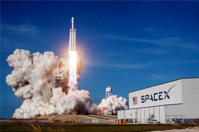 NASA: Επιστρέφει στη γη η κάψουλα Dragon της SpaceX