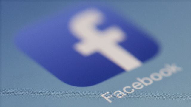 Το Facebook απειλεί να αποκλείσει τους Ευρωπαίους χρήστες