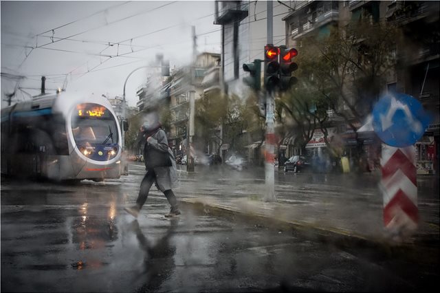 Καιρός: Φθινοπωρινό το σκηνικό και το Σαββατοκύριακο – Ενισχύονται οι βοριάδες στο Αιγαίο