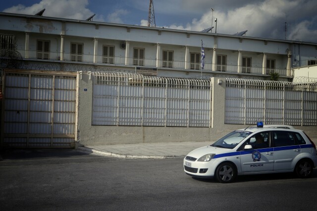 Φυλακές Κορυδαλλού: Πέταξαν μπαλάκια του τένις με ναρκωτικά στο προαύλιο