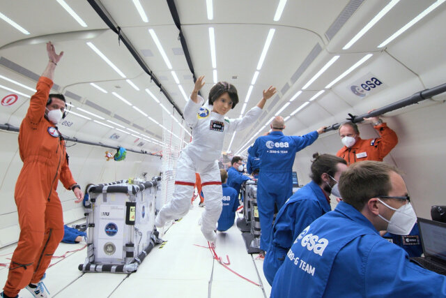 Γίνεται... Μπάρμπι και «πετάει» στο διάστημα η Ιταλίδα αστροναύτης, Σαμάνθα Κριστοφορέτι