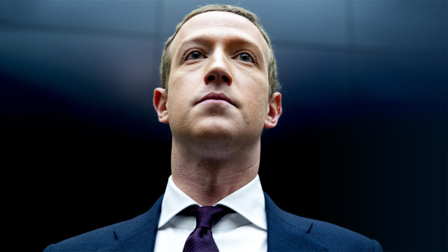 Facebook: Ο Ζούκερμπεργκ ζήτησε «συγγνώμη» αξίας 7 δισ. δολαρίων για την κατάρρευση