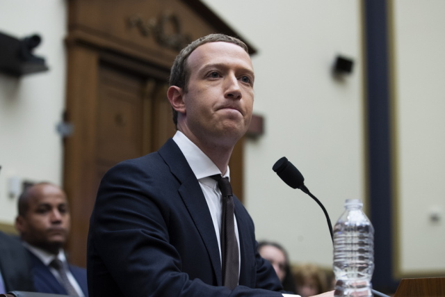 Μαρκ Ζούκερμπεργκ: «Απλά δεν είναι αλήθεια» οι καταγγελίες για το Facebook