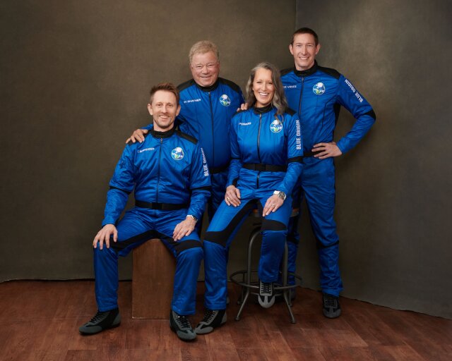 Blue Origin: Ο 90χρονος «κυβερνήτης Κερκ» ταξιδεύει στο διάστημα και γράφει ιστορία - Δείτε live