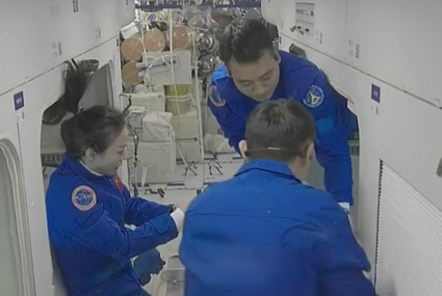 Κινέζοι αστροναύτες έφθασαν στον διαστημικό τους σταθμό - θα παραμείνουν για έξι μήνες στο διάστημα - Δείτε βίντεο