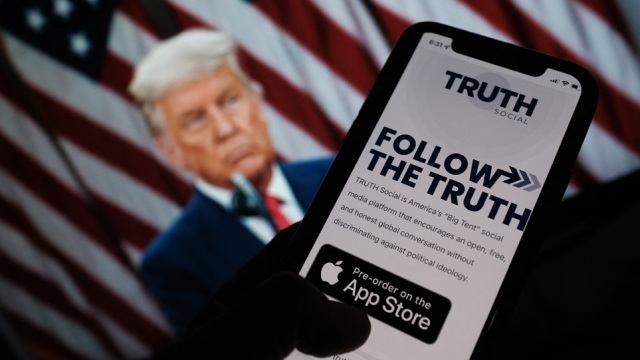 «Χάκαραν» το «Truth Social» του Τραμπ, πριν ακόμα το ανεβάσει - Ποια μετοχή εκτόξευσαν έως και 400% οι ανακοινώσεις του Αμερικανού πρώην προέδρου