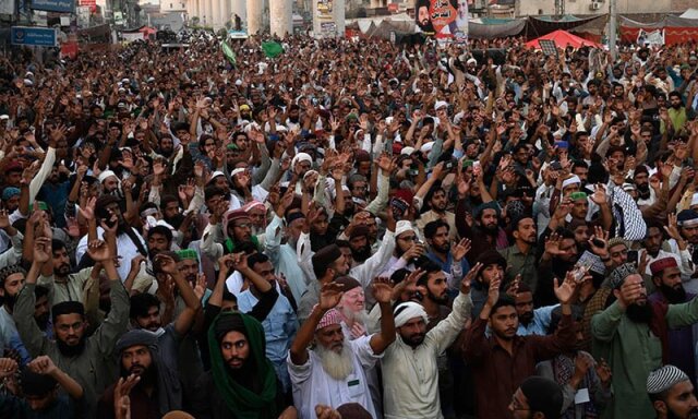 Πακιστάν: Νεκροί τρεις αστυνομικοί σε συγκρούσεις με διαδηλωτές ισλαμιστικής οργάνωσης