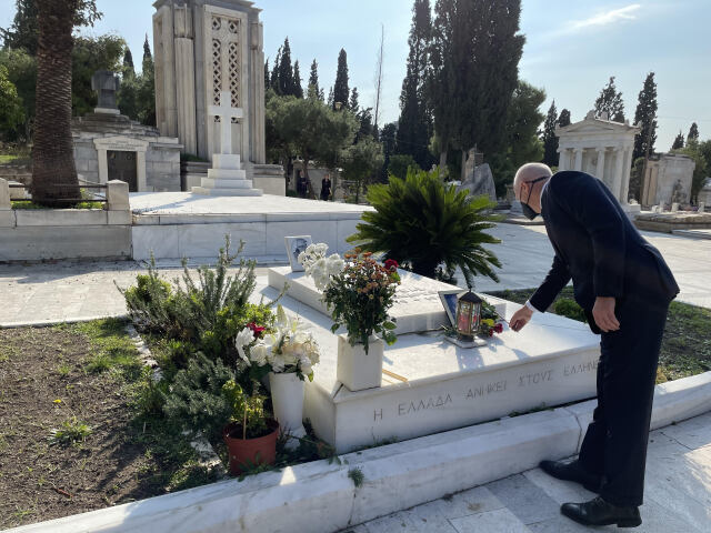 Γιώργος Παπανδρέου: Άφησε ένα λευκό τριαντάφυλλο στο μνήμα του πατέρα του, Ανδρέα