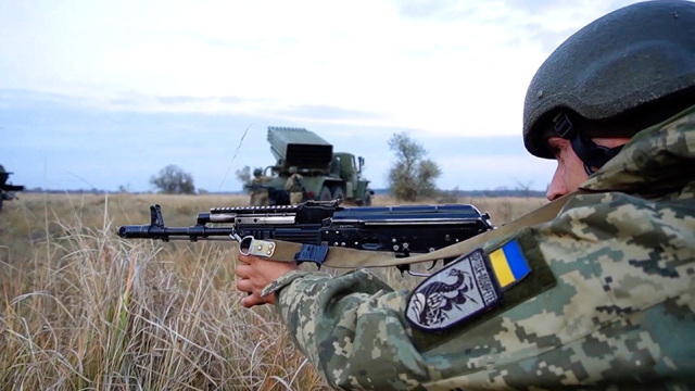 Ουκρανία: «Έτοιμοι» πάνω από 100.000 Ρώσοι στρατιώτες στα σύνορα thumbnail