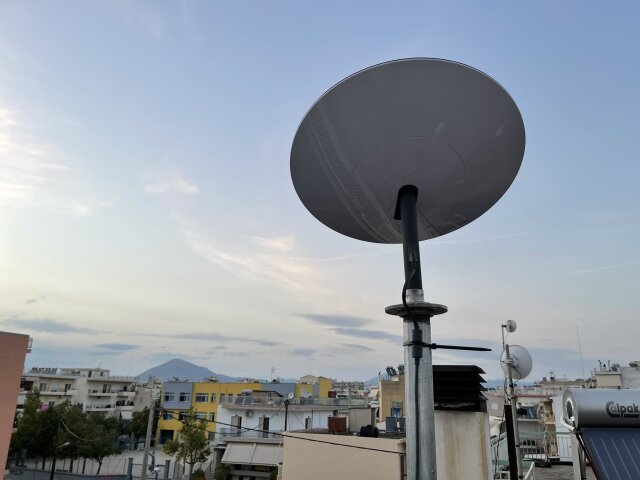 Ήρθε στην Ελλάδα το Starlink του Έλον Μάσκ - Ξεκίνησαν παραδόσεις του δορυφορικού ίντερνετ