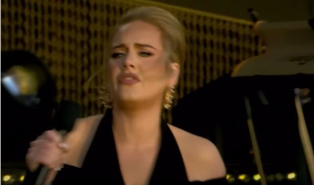 Βίντεο: Το πλήθος τραγουδάει το «Someone like you» κατά την αποχώρησή του από τη συναυλία της Adele