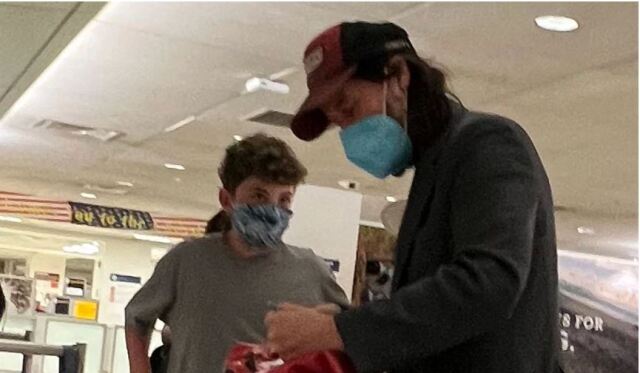 Κιάνου Ριβς: Αγόρι τον «βομβαρδίζει» σε ερωτήσεις σε αεροδρόμιο και γίνεται viral