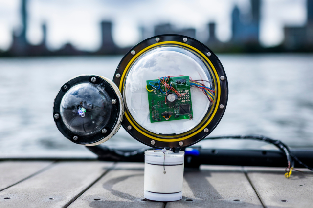 ΗΠΑ: Δημιουργήθηκε από το ΜΙΤ η πρώτη ασύρματη υποθαλάσσια κάμερα που παίρνει ενέργεια από ηχητικά κύματα μέσα στο νερό