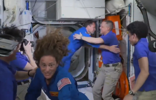 Η τελευταία αποστολή αστροναυτών της SpaceX για τη NASA έφτασε στον Διεθνή Διαστημικό Σταθμό - Δείτε βίντεο