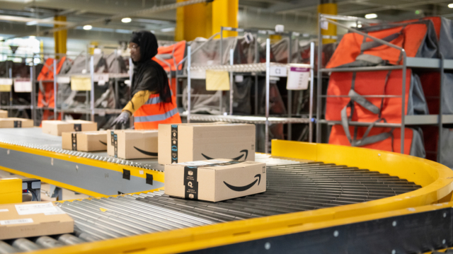 Η Amazon φέρεται ότι σχεδιάζει 10.000 απολύσεις